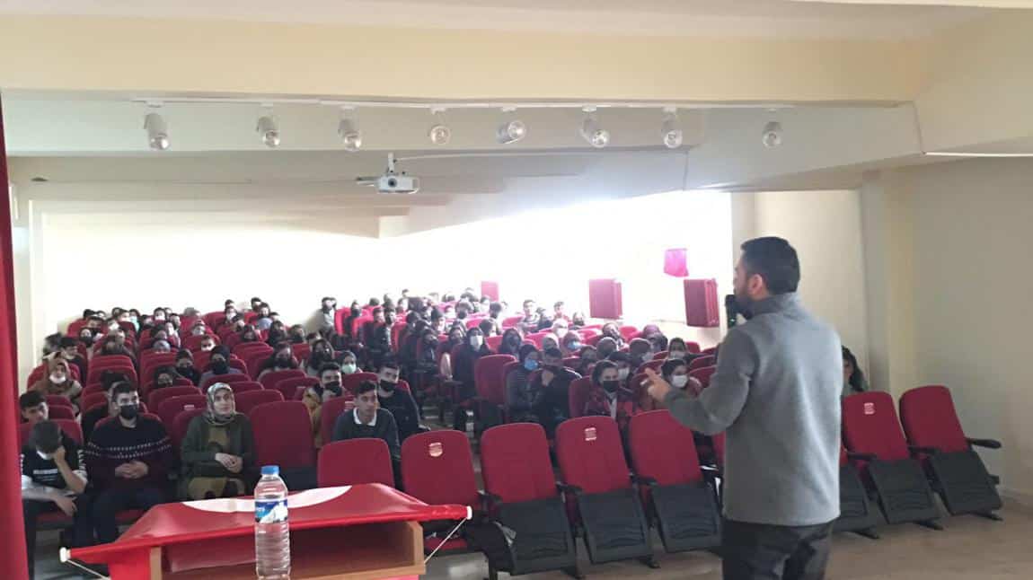 Okulumuz öğrencilerine Eczacı Mehmet Taha AKPOLAT tarafından eczacılık mesleği hakkında bilgiler verildi.
